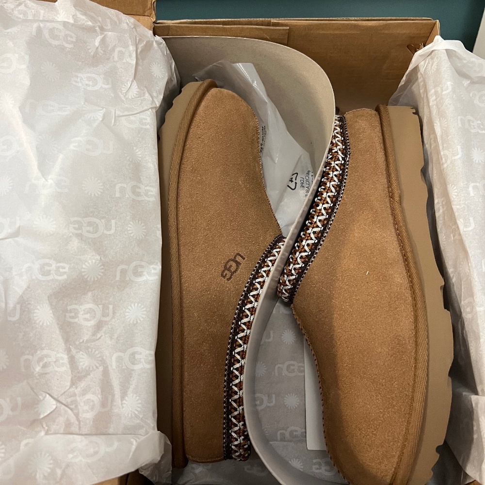 UGG Taman Slipper TAN “big kid” size 6 (W8)